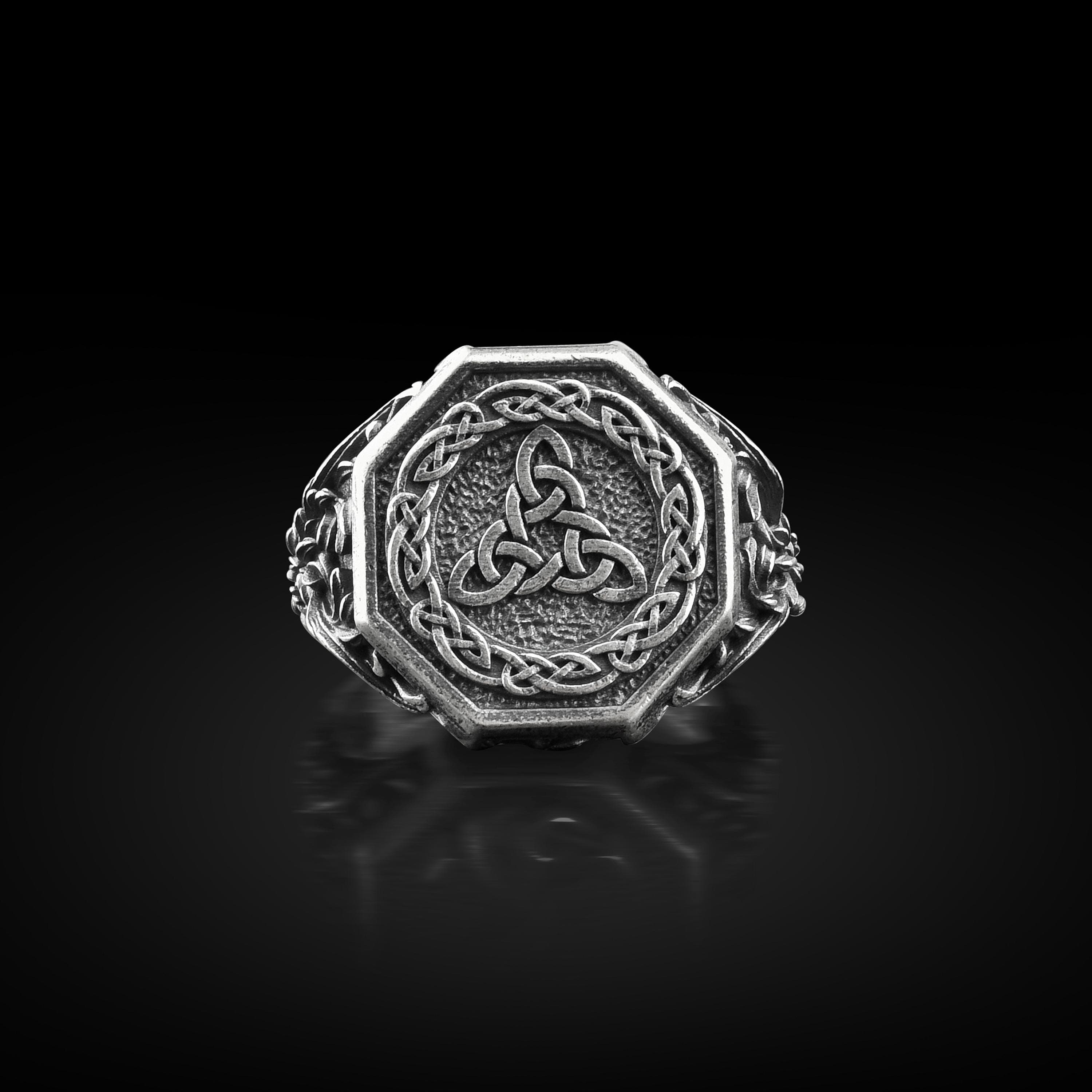 Triquetra Unique Signet Ring Men in Silver, Engraved Trinity Celtic Knot Ring for Boyfriend in Silver, Minimalist Pagan Jewelry, Unique Gift
